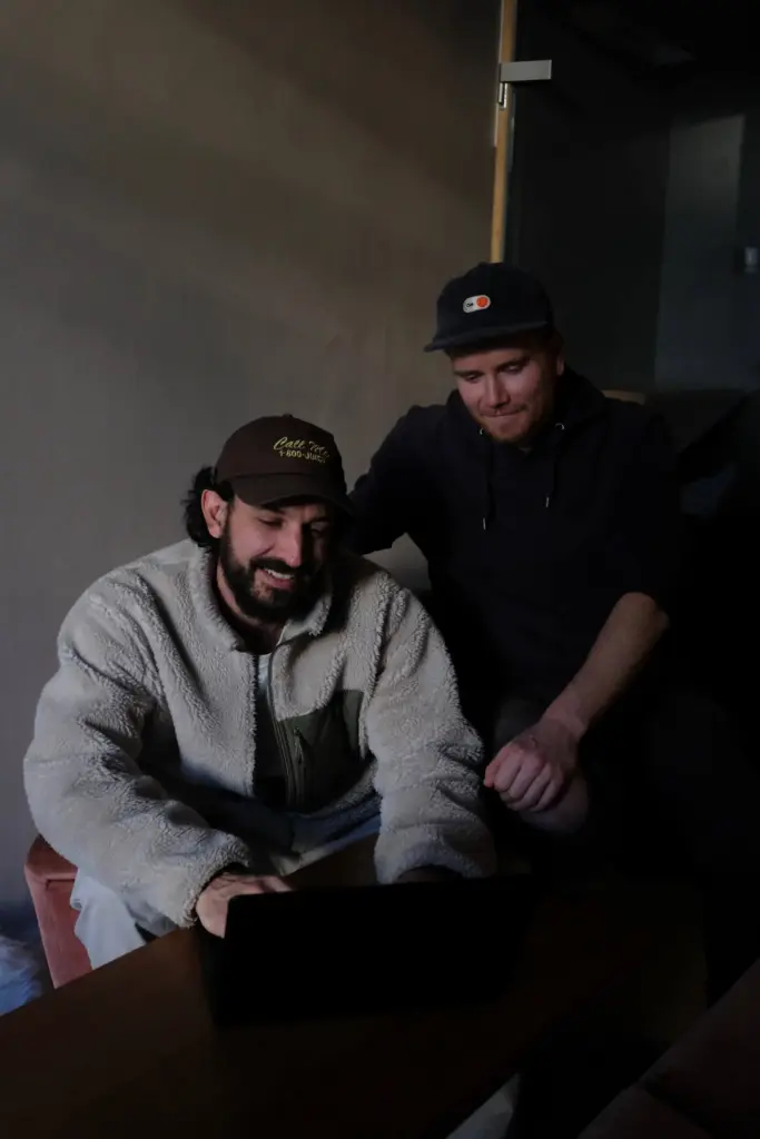 Die Harmond.ai Macher Julien und Aaron im Büro